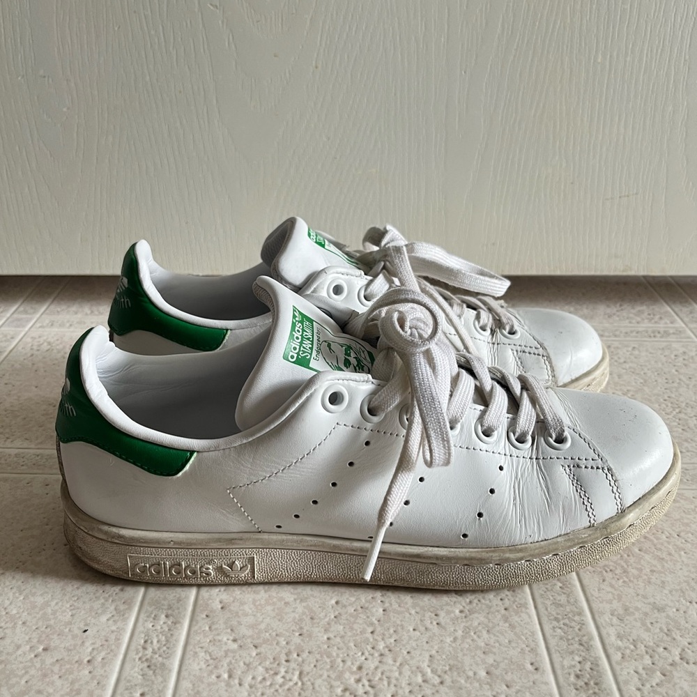 ADIDAS
WOMEN'S STAN SMITH PRIMEGREEN SNEAKERS IN WHITE/GREEN